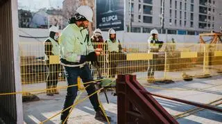 Przesuwanie budynku na terenie dawnej fabryki Norblina
