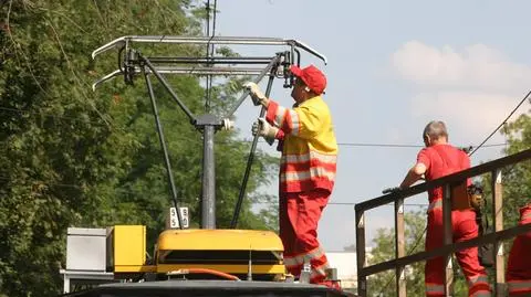 Urwany pantograf zatrzymał tramwaje na Nowowiejskiej