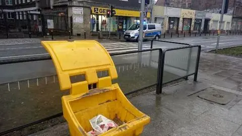 Papierosy ukryli w skrzyni na piasek 