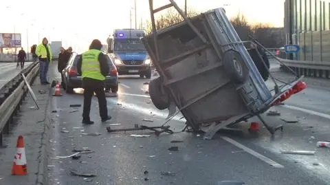 Zderzenie przy wjeździe na zamknięty most. Wjechał w przyczepkę drogowców