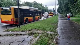 Drogowcy wytyczą buspasy na ulicy Bitwy Warszawskiej 1920 r.