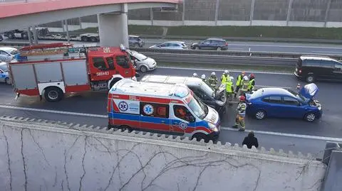 Zderzenie trzech aut na S8. Jedna osoba zabrana do szpitala