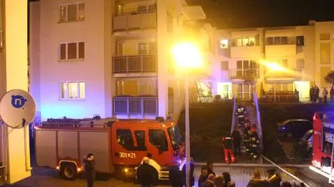 Pożar mieszkania na Białołęce.  "Jednej osobie podano tlen"