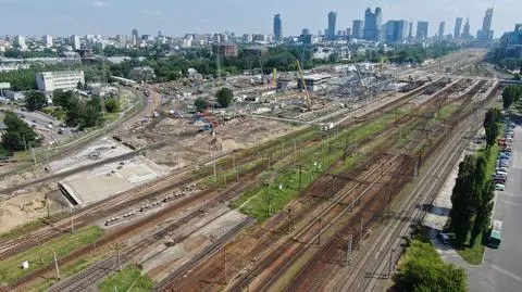 Garstka ludzi na spotkaniu w sprawie budowy tuneli kolejowych do Centralnego Portu Komunikacyjnego