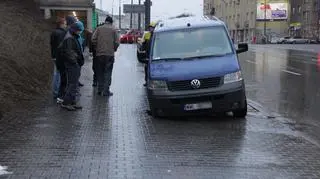 Samochód utknął w dziurze w chodniku