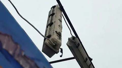 Ciężka lampa zwisała nad chodnikiem, zagrażała przechodniom