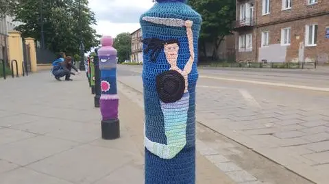 "Zbombardowane włóczką słupki" na Szmulkach 