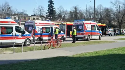 Dwie osoby w szpitalu po zderzeniu miejskiego autobusu z samochodem