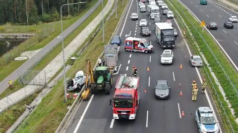S8: zderzenie dwóch aut i traktora. Duże utrudnienia, lądował śmigłowiec LPR