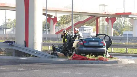 Daewoo uderzyło w filar na Wirażowej. Kierowca nie żyje