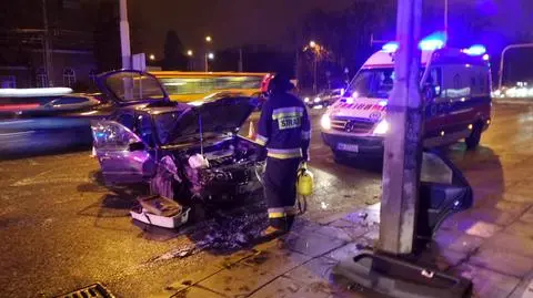 Toyota rozbita na słupie. Kobieta zginęła. "Prawdopodobnie nie zapięła pasów"