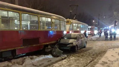 Wjechał między tramwaje