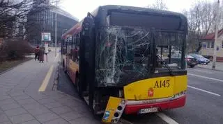 Autobus ściął latarnię