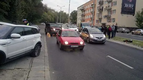 Motocyklista uderzył w range rovera. Korki na Spacerowej