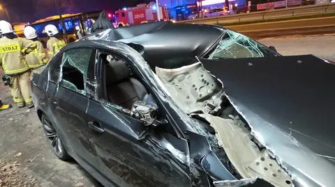 Wypadek w Starej Miłośnie. "Uderzenie było na tyle mocne, że w jednym aucie zerwał się dach"