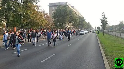 Protest sparaliżował Radzymińską. Pasażerowie szli ulicą 