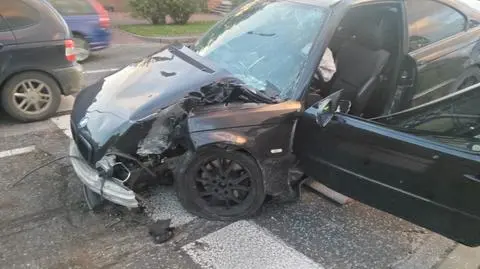 BMW na sygnalizatorze. "Chciał uniknąć zderzenia"