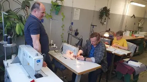 Na co dzień naprawiają tam tapicerki, teraz szyją maseczki. "Pracują również mechanicy"