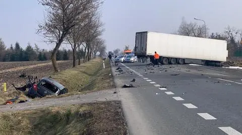 "Samochód ciężarowy zderzył się czołowo z osobowym". Śmiertelny wypadek na krajowej "50"