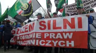 Związkowcy zbierają się przed PKiN