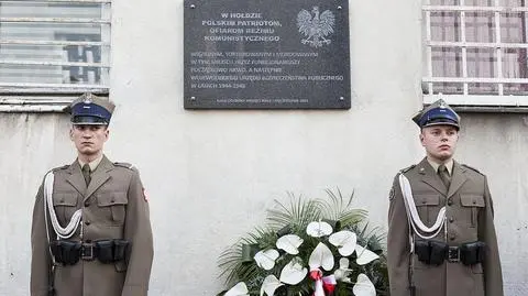 Tablica pamięci ofiar komunizmu. "Tu więziono i mordowano"
