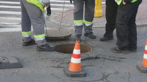 Zapadła się jezdnia na Ursynowie. Autobusy na objazdach 