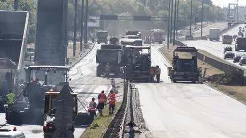 Część Modlińskiej już równa. Prace do poniedziałku