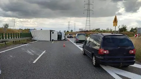 Samochód dostawczy przewrócił się na trasie S8