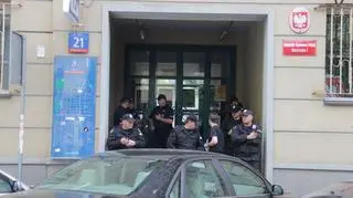 Protest przed komendą policji przy ulicy Wilczej