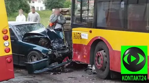 Kierowca z BMW w szpitalu po zderzeniu z autobusem