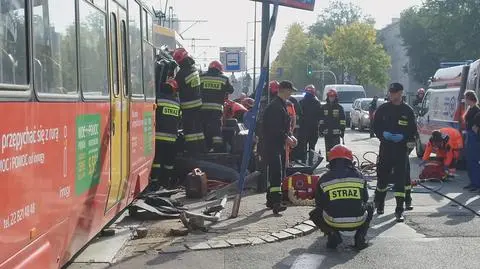 Samochód zderzył się z tramwajem. "Kierowca zakleszczony"