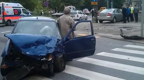 Seicento zderzyło się z fordem. Tramwaje stanęły