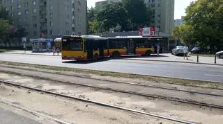 Autobus stanął w poprzek al. Jana Pawła II