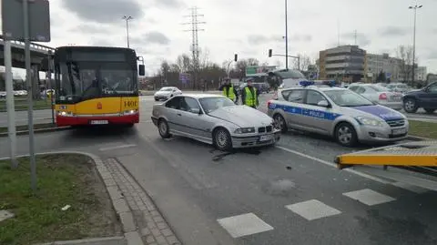 Na jednym pasie uszkodzone auto, drugi blokował radiowóz. Stłuczka na Poleczki