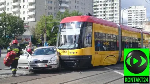 Skoda pod tramwajem Kierowca w szpitalu
