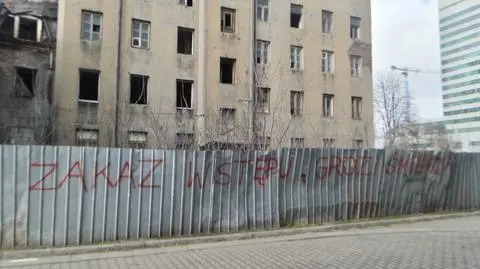 Były pożary, teraz trwa rozbiórka. Z Łuckiej znikają stare kamienice