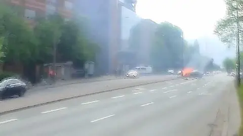 Moment zderzenia samochodu ze słupem sygnalizacji świetlnej