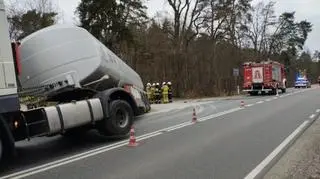 Pod Mińskiem Mazowieckim cysterna zjechała do rowu