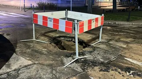 Woda podmyła jezdnię. W półtorametrową dziurę wjechali dwaj kierowcy