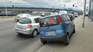 Od dwóch tygodni auto zalega przy ruchliwej ulicy 