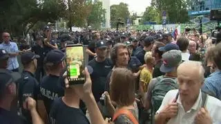 Protestujący i policjanci przed Sejmem