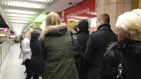 Kolejka po bilety ZTM. "Stoi w niej kilkadziesiąt osób"