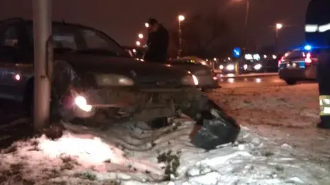 Dwa rozbite samochody w al. Krakowskiej
