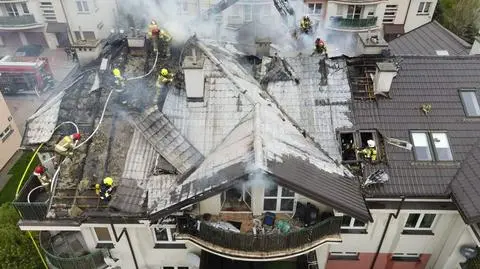 Pożar w domu wielorodzinnym. Strażacy musieli rozebrać część dachu