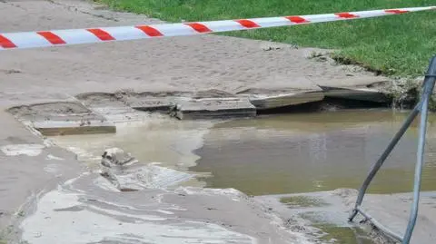 Pękła rura na Bródnie. Zalana ulica, 6 bloków bez wody