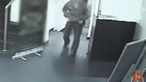 Chciał uniknąć oka kamery