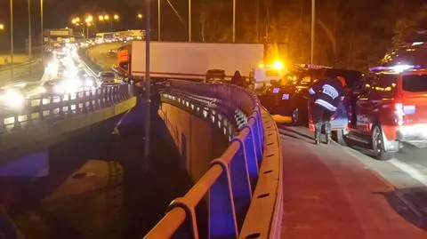 Wieczorny wypadek na zjeździe z S8. Ciężarówka uderzyła w bariery