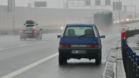 Porzucone auto na trasie szybkiego ruchu. "Stoi tu od około tygodnia"