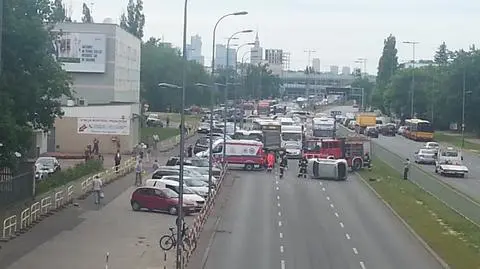 Zderzenie trzech aut na Powsińskiej. Popołudnie w korkach