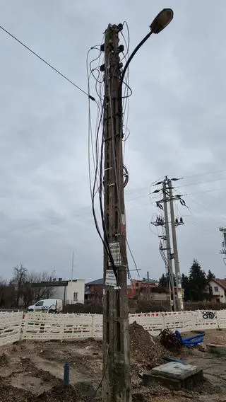 Budowa ronda wstrzymana przez słupy energetyczne